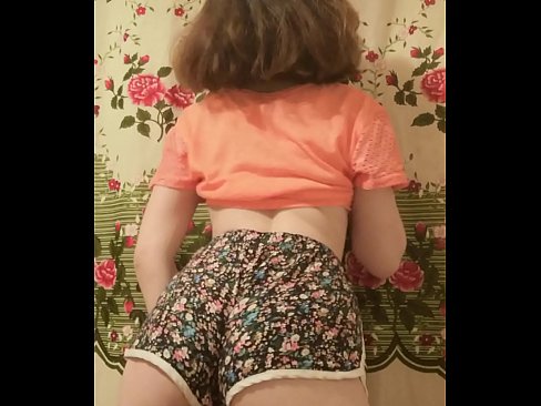 ❤️ Tânără sexy care se dezbracă de pantaloni scurți în fața camerei de filmat ❤  at us ❌️❤