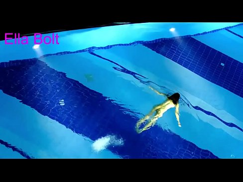 ❤️ Nu mă pot opri din privit, tânără blondă surprinsă înotând goală în piscina stațiunii ELLA BOLT ❤  at us ❌️❤
