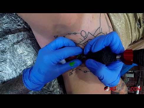 ❤️ Sully Savage, o bunăciune extrem de tatuată, și-a făcut un tatuaj pe clitorisul ei ❤  at us ❌️❤